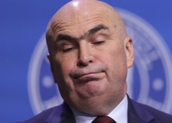 Bolojan și Miruță taie de la alții, dar nu din salariile lor