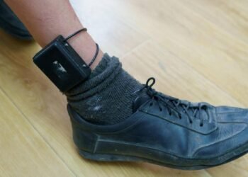 A evadat din arest la domiciliu după ce și-a tăiat brățara de monitorizare