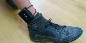 A evadat din arest la domiciliu după ce și-a tăiat brățara de monitorizare