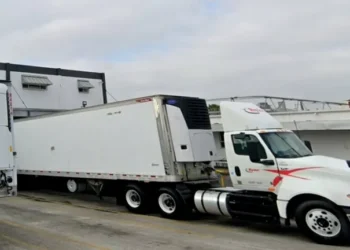 Muncitor de 19 ani, decedat după ce a căzut într-o mașină de tocat carne