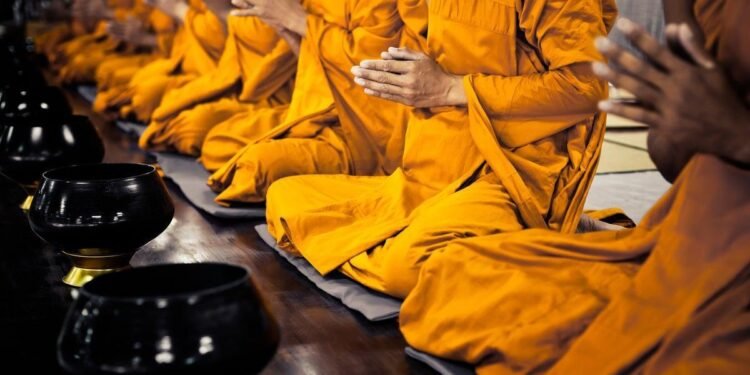 O femeie a sedus mai mulți călugări budiști și i-a șantajat pentru milioane de dolari