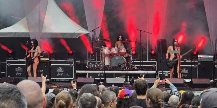 Scandal la un festival de rock în Râșnov: Membrele trupei Witch Club Satan s-au dezbrăcat complet pe scenă