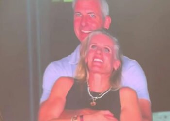 Fix când Chris Martin cânta despre iubire pură, camera surprindea o… relație ceva mai complicată!