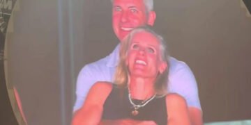 Fix când Chris Martin cânta despre iubire pură, camera surprindea o… relație ceva mai complicată!