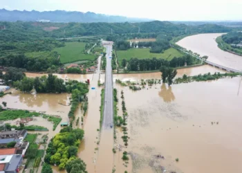 Nordul Chinei, sub ape: Cel puțin 30 de morți și peste 80.000 de evacuați din cauza ploilor torențiale