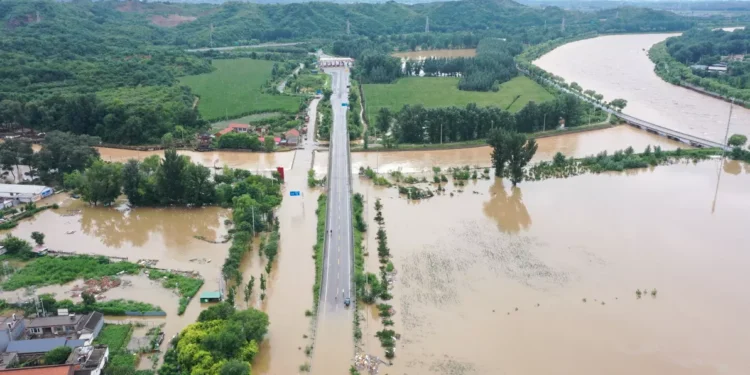 Nordul Chinei, sub ape: Cel puțin 30 de morți și peste 80.000 de evacuați din cauza ploilor torențiale