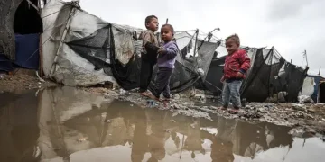 Irsael a lovit și în corturile cu refugiați din Gaza