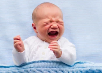 Premierul lovește în mame, dar nu și în speciali — în România lui Bolojan, sfânt e doar privilegiul