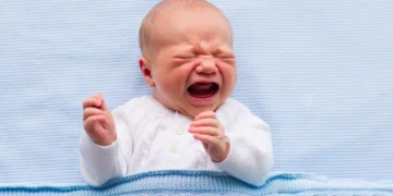 Premierul lovește în mame, dar nu și în speciali — în România lui Bolojan, sfânt e doar privilegiul