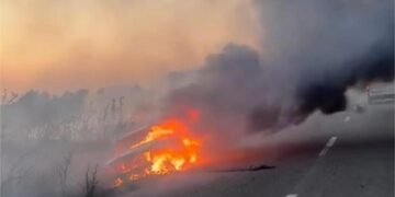 O mașină a ars complet după ce a ajuns în șanț