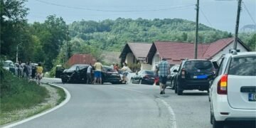 Două mașini avariate, cinci oameni la spital