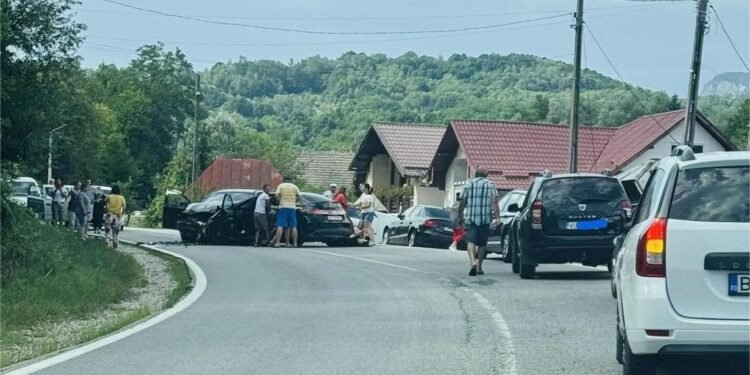 Două mașini avariate, cinci oameni la spital