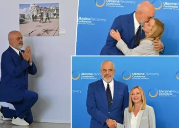 Edi Rama, din nou în genunchi în fața Giorgiei Meloni la Roma. Gest simbolic sau exagerare diplomatică?
