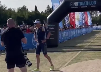 Președintele Finlandei a participat incognito la un triatlon și a urcat pe podium