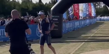 Președintele Finlandei a participat incognito la un triatlon și a urcat pe podium