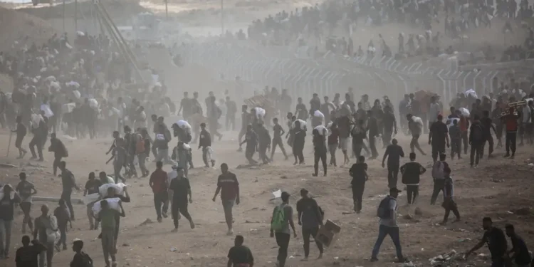 Cel puțin 30 de palestinieni uciși în nordul Gazei în timp ce așteptau ajutoare umanitare. Alte sute au fost răniți