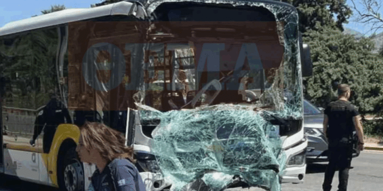 Două autobuze care duceau turiști la plajă s-au ciocnit