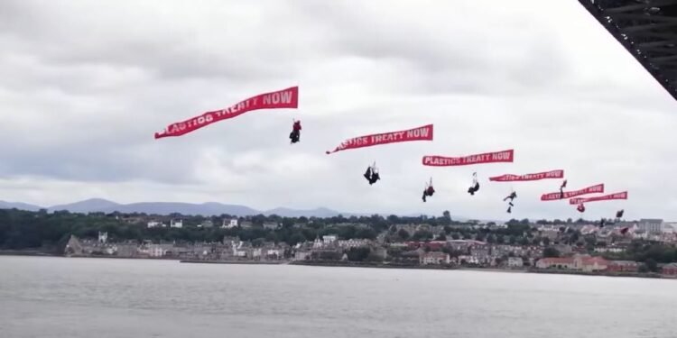 Protest spectaculos Greenpeace, zece activiști au fost arestați