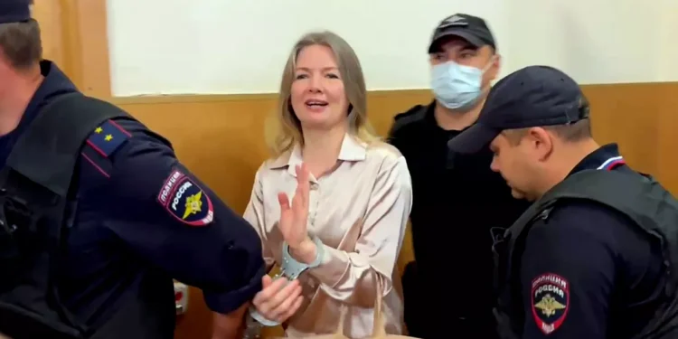 Jurnalistă rusă condamnată la 12 ani de închisoare pentru colaborare cu mișcarea Navalnîi și criticarea armatei