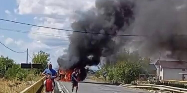 Microbuz de persoane cuprins de flăcări în județul Mehedinți