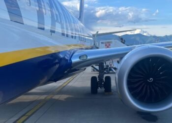 A murit aspirat de motorul unui avion