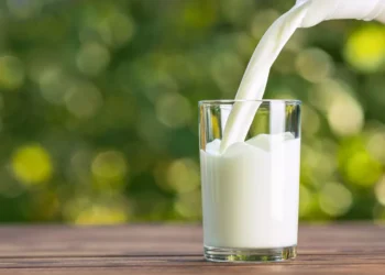 Alertă sanitară: Dioxid de titan, interzis în alimente, detectat în lapte matern, formule pentru sugari și lapte de consum
