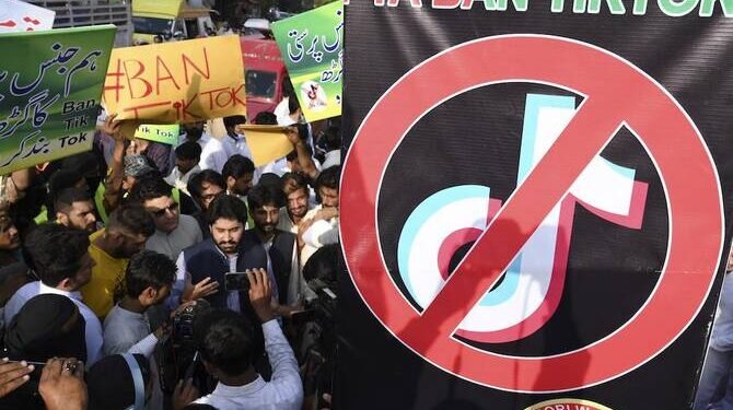 Tragedie în Pakistan: O adolescentă ucisă de tatăl ei pentru că refuza să renunțe la TikTok