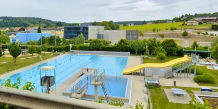 O țară din Europa interzice accesul străinilor la piscină