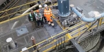 Șase studenți mor după prăbușirea unei platforme într-un bazin cu cianură