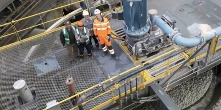 Șase studenți mor după prăbușirea unei platforme într-un bazin cu cianură