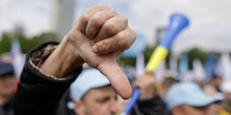 Sindicatele cer tăierea subvențiilor pentru partide în anii cu deficit excesiv