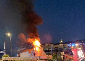 Un iaht de lux a ars în totalitate