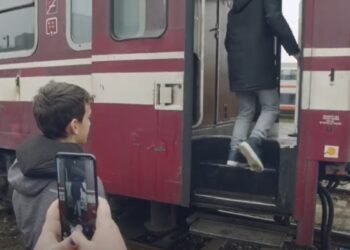 A urcat pe tren și s-a electrocutat. Are doar 13 ani!