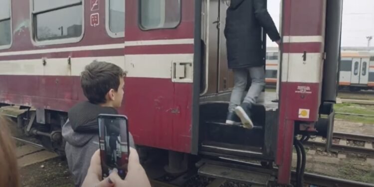 A urcat pe tren și s-a electrocutat. Are doar 13 ani!