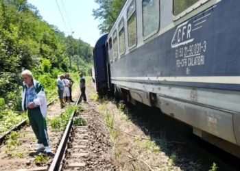 Un tren CFR a pierdut două vagoane în mers