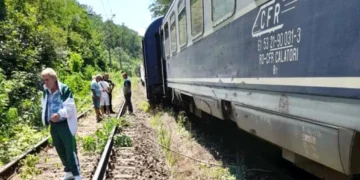 Un tren CFR a pierdut două vagoane în mers