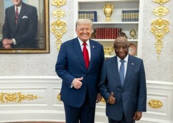 Gafa lui Donald Trump, în formă continuată