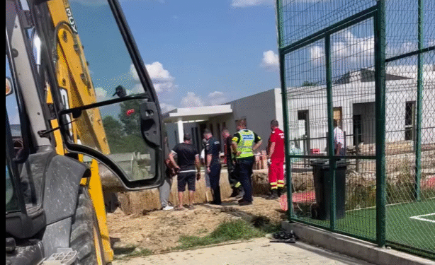 Intervenție contracronometru la Tismana: un bărbat, prins sub un mal de pământ în timpul unor lucrări