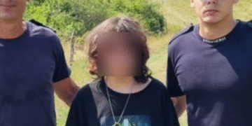 O copilă dată dispărută se ascundea într-un copac