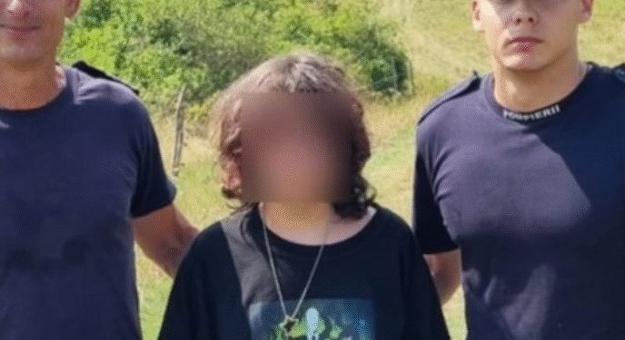 O copilă dată dispărută se ascundea într-un copac
