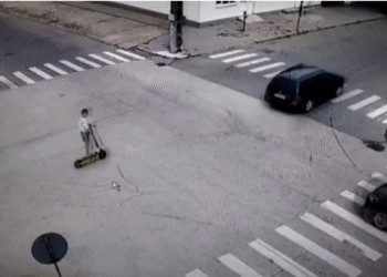 Copil de 10 ani, cu trotineta electrică în intersecție