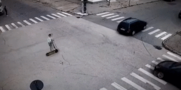 Copil de 10 ani, cu trotineta electrică în intersecție