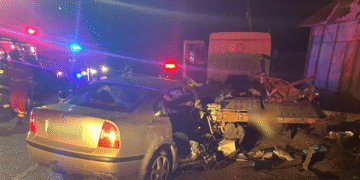 S-a izbit violent de o autoplatformă parcată, impactul fiind devastator