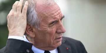 Franța, la un pas de criză politică: vot de încredere pentru guvern și amenințare cu punerea sub acuzare a lui Macron
