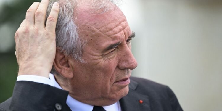 Franța, la un pas de criză politică: vot de încredere pentru guvern și amenințare cu punerea sub acuzare a lui Macron