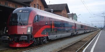 S-a agățat de un tren Railjet în Austria și a supraviețuit