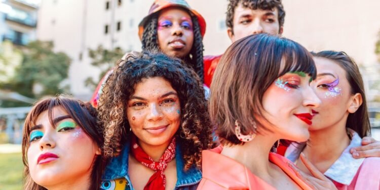 Tinerii în fața triplei provocări: criza de sprijin emoțional, legături digitale și resurse insuficiente