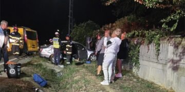 Accident rutier în Gorj: un VW Passat și o dubiță, mai multe persoane rănite