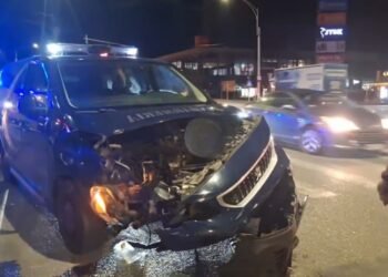 Polițiști bătuți. Duba de jandarmi trimisă la intervenție, lovită de mașină!