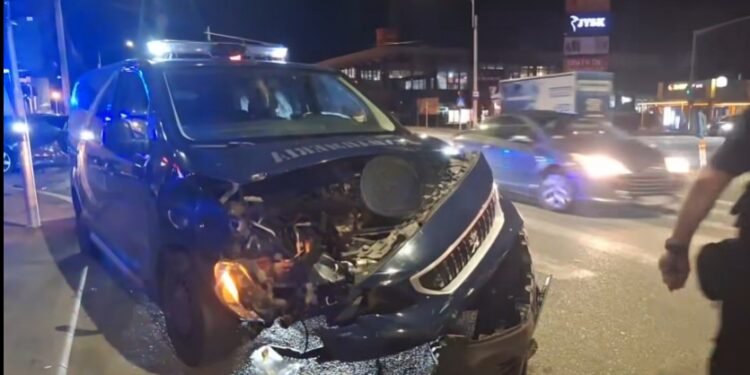 Polițiști bătuți. Duba de jandarmi trimisă la intervenție, lovită de mașină!